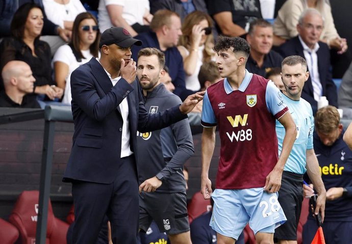 Archivo - 02 September 2023, United Kingdom, Burnley: Burnley manager Vincent Kompany speaks to Ameen Al-Dakhil on the touchline during the English Premier League soccer match between Burnley and Tottenham Hotspur at Turf Moor. Photo: Richard Sellers/PA