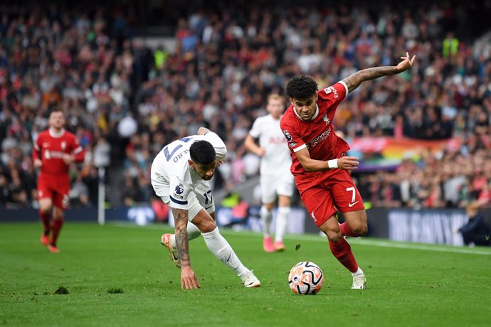 Liverpool's Luis Diaz holds off the challenge from Tottenham Hotspur's Cristian Romero during the English championship Premier League football match between Tottenham Hotspur and Liverpool on September 30, 2023 at Tottenham Hotspur Stadium in London, En
