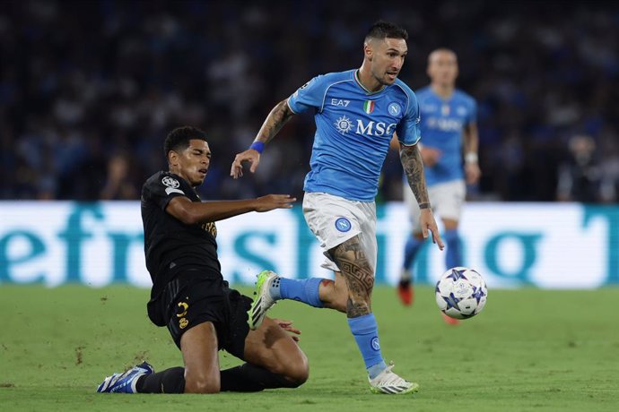03 October 2023, Italy, Naples: Napoli's Matteo Politano and Real Madrid's Jude Bellingham battle for the ball during the UEFAChampions League Group Csoccer match between Napoli and Real Madrid at the Diego Armando Maradona stadium. Photo: Alessandro 