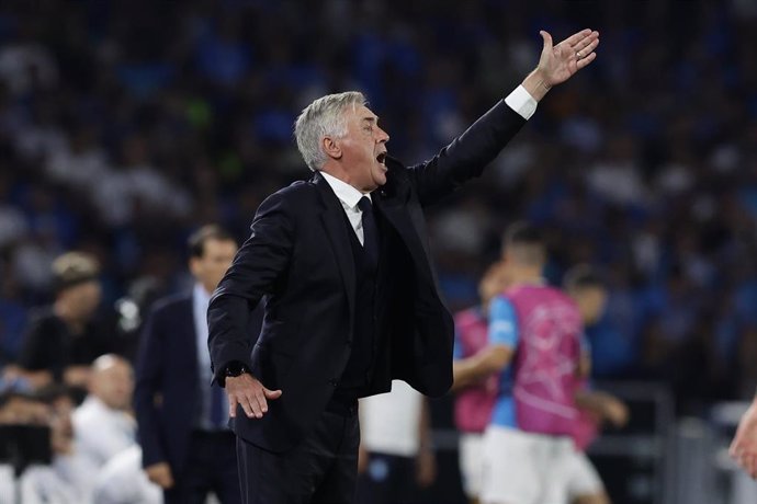 Carlo Ancelotti da instrucciones durante el Nápoles-Real Madrid de la Liga de Campeones 23-24