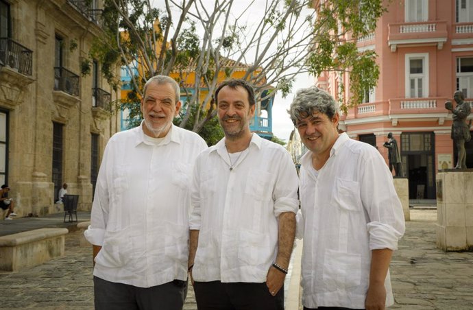 Los autores bajo el pseudónimo Carmen Mola, en La Habana, donde se ambienta su última novela