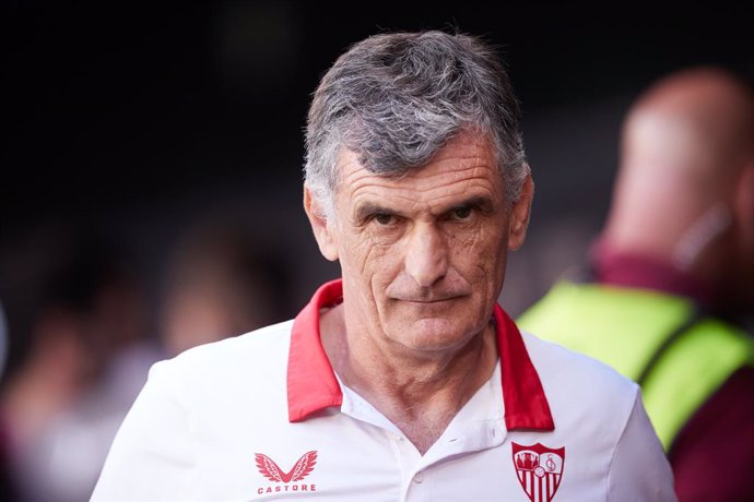Jose Luis Mendilibar head coach of Sevilla FC looks on during the LaLiga EA Sports match between CA Osasuna and Sevilla FC at El Sadar on September 23, 2023, in Pamplona, Spain.