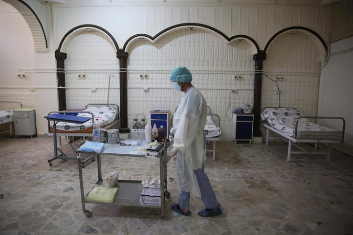 Archivo - Imagen de archivo de un trabajador sanitario en un hospital en Idlib, en el noroeste de Siria