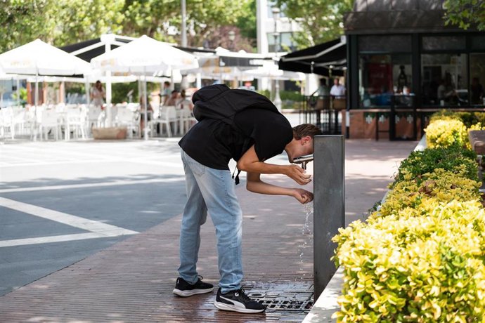 Archivo - Un joven bebe agua de una fuente .