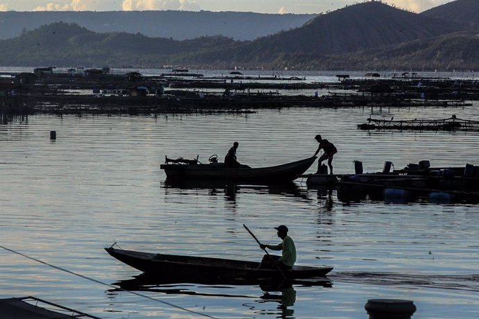 Archivo - Barco pesquero filipino en la provincia de Batangas