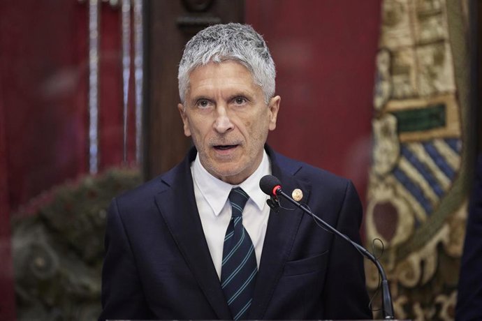 Archivo - El ministro del Interior, Fernando Grande-Marlaska, comparece en rueda de prensa tras la reunión preparatoria del Plan Operativo de Seguridad para la cumbre europea en el Ayuntamiento, a 10 de abril de 2023 
