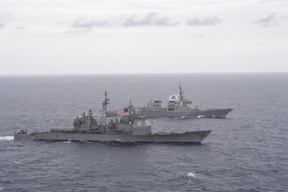 Buques de guerra de Estados Unidos y de Corea del Sur durante un ejercicio militar