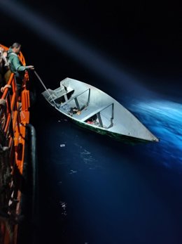 Una de las pateras localizada y rescatada por los equipos de Salvamento Marítimo.