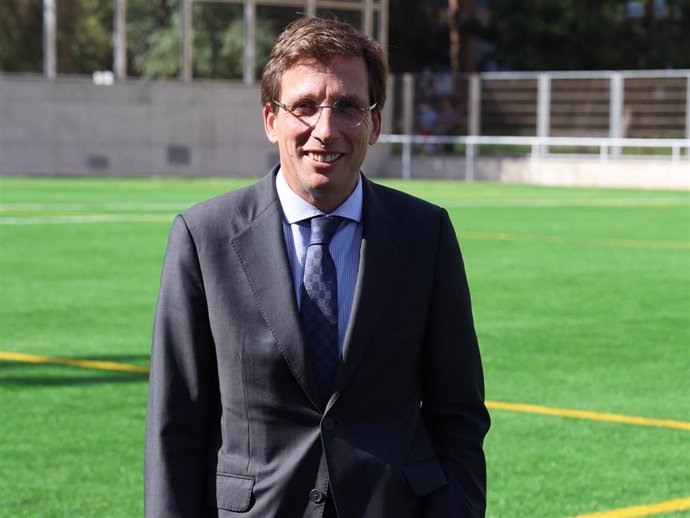 El alcalde de Madrid, José Luis Martínez-Almeida,durante su visita este martes al campo de fútbol Soledad Cazorla