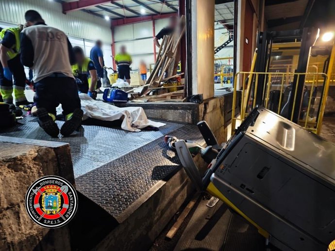 Los bomberos liberan a un trabajador atrapado en un accidente con una carretilla
