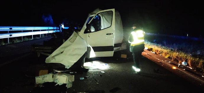 Herido el conductor de una furgoneta que impactó contra un camión en la A-6 a su paso por Baralla