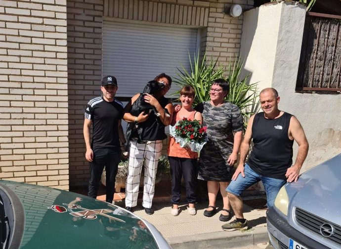 Entrega del perro a su propietaria.