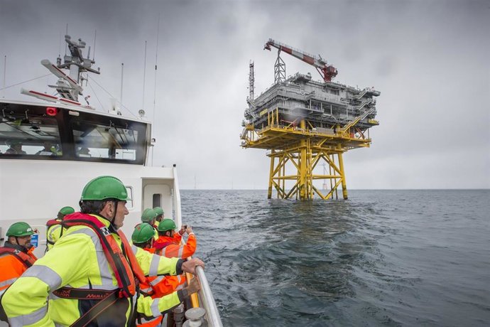 Archivo - El presidente de Iberdrola, Ignacio Sánchez Galán, durante una visita al proyecto de eólica marina Baltic Eagle
