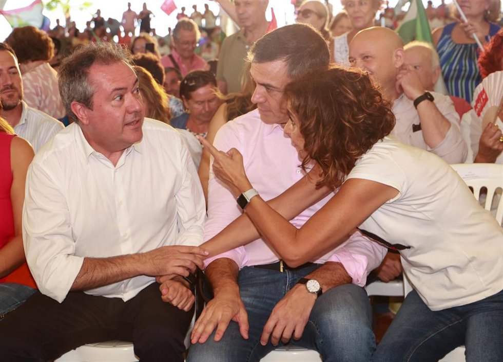El secretario general del PSOE-A, Juan Espadas, (i) junto al secretario general del PSOE, Pedro Sánchez, (2d) y vicesecretaria general del PSOE, María Jesús Montero, (d) en un acto público en La Rinconada (Sevilla). (Foto de archivo).