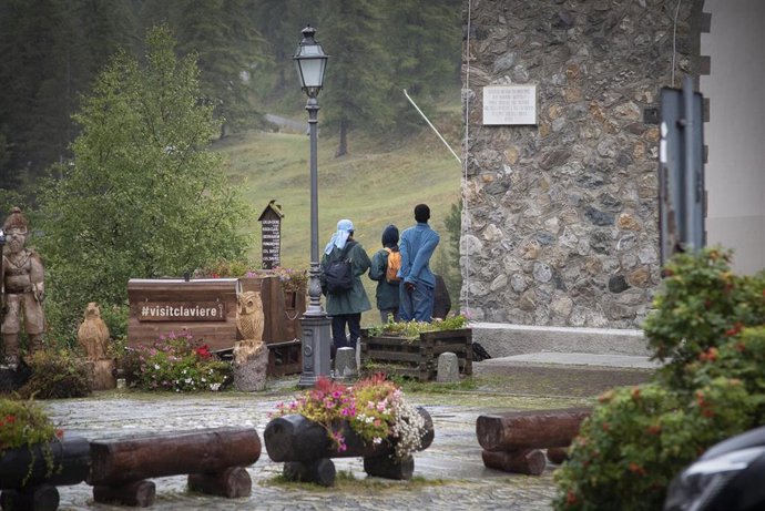 Migrantes esperan para intentar cruzar la frontera entre Italia y Francia