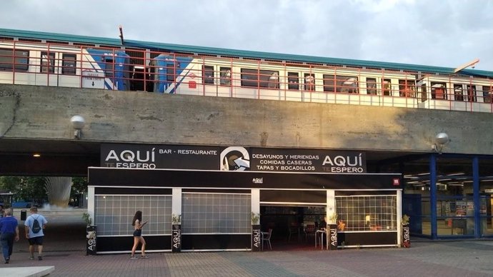 Archivo - Bar 'Aquí te espero', en la estación de Metro de Aluche