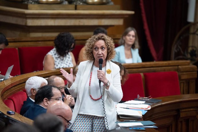 La consellera de Territorio de la Generalitat, Ester Capella, en sesión de control en el pleno del Parlament