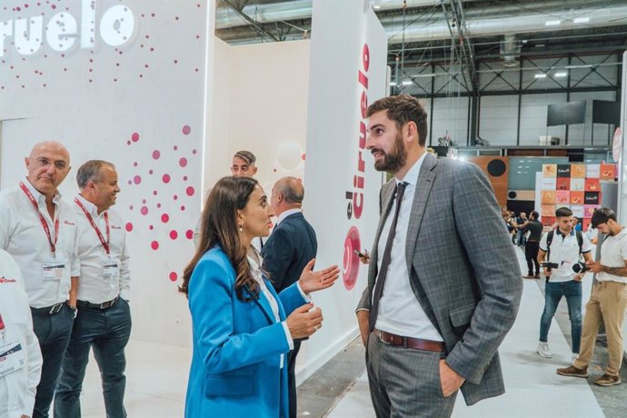 El vicepresidente y consejero de Interior, Emergencias y Ordenación del Territorio, José Ángel Antelo, visita la decimoquinta edición de la feria agroalimentaria Fruit Attraction en IFEMA, Madrid. En la imagen, hablando con la consejera Sara Rubira