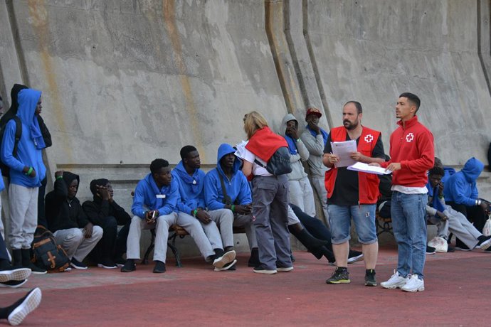Trabajadores de Cruz Roja junto a los migrantes que han llegado esta mañana, en el muelle de la Restinga, a 11 de septiembre de 2023, en El Hierro, Canarias (España). En la mañana de hoy se ha procedido al traslado de más de 400 inmigrantes que llegaron