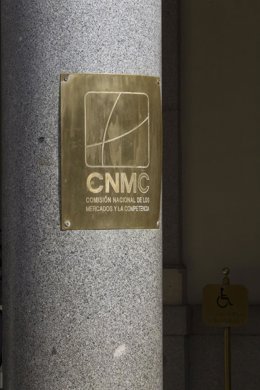 Archivo - Placa de la CNMC