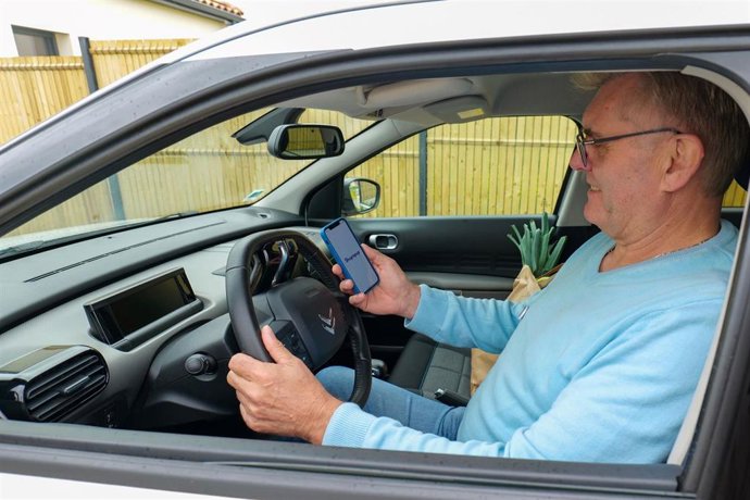 Conductor con la app de Shopopop en el móvil