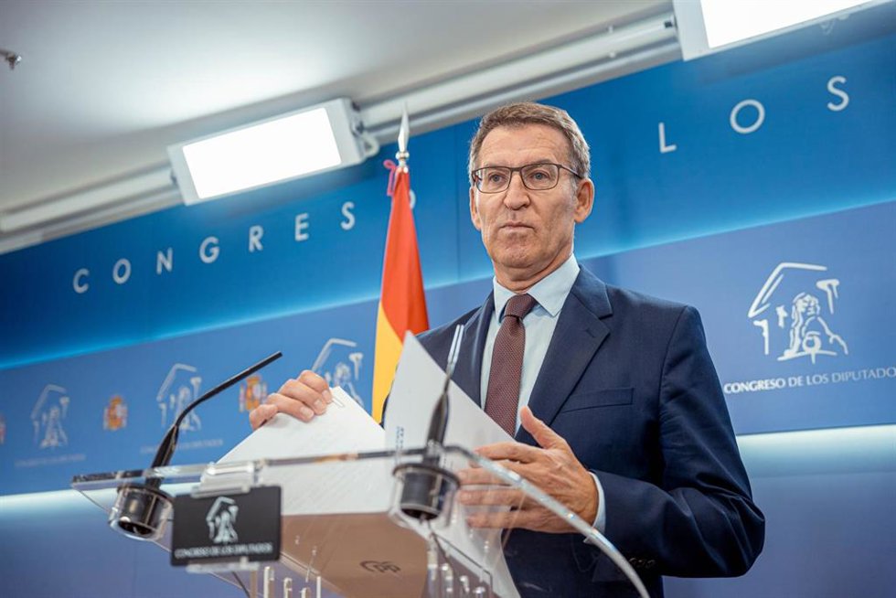 El líder del PP, Alberto Núñez Feijóo, ofrece una rueda de prensa tras reunirse con el Rey Felipe VI, en el Congreso de los Diputados, a 3 de octubre de 2023, en Madrid (España). Felipe VI ha cerrado hoy la ronda de consultas con el presidente del Gobie