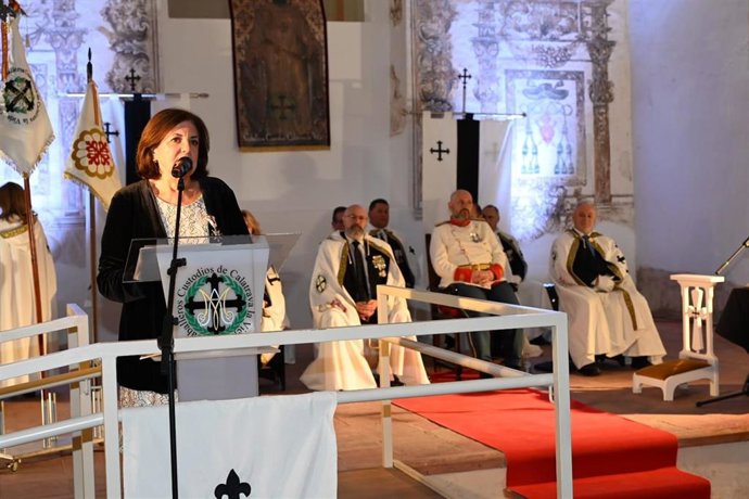 La presidenta de la UCAM, María Dolores García, recogió la insignia en nombre de toda su comunidad universitaria