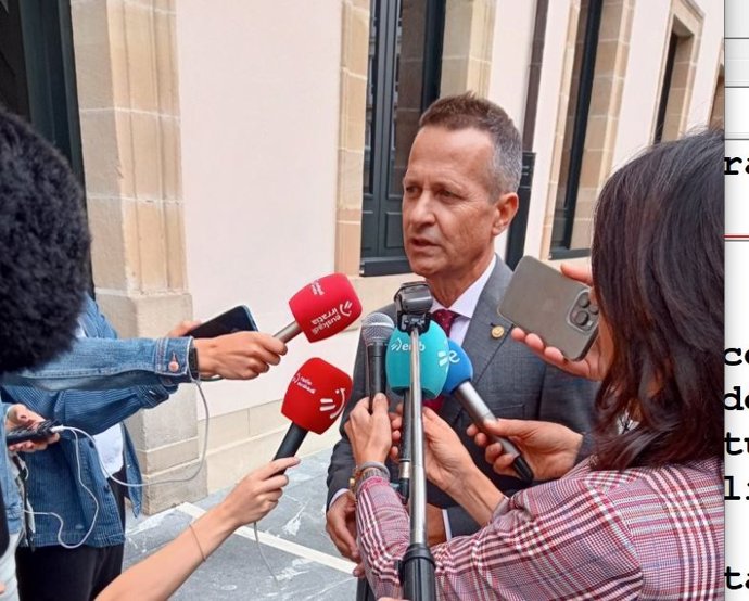 El consejero vasco de Educación, Jokin Bildarratz, hace declaraciones en las puertas del Parlamento Vasco en Vitoria