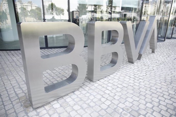 Archivo - Logo de BBVA a las puertas de su sede en Madrid