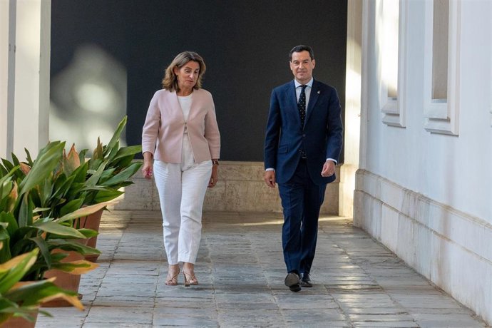 El presidente de la Junta de Andalucía, Juanma Moreno (d) y la vicepresidenta tercera del Gobierno y ministra para la Transición Ecológica y el Reto Demográfico en funciones, Teresa Ribera.