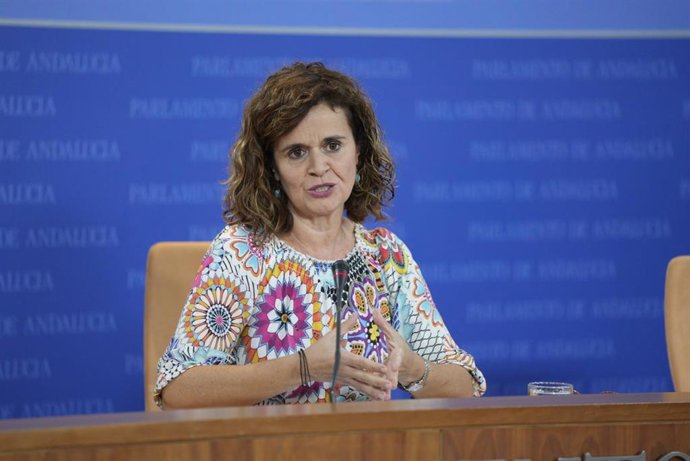 La portavoz adjunta de Por Andalucía, Esperanza Gómez, en rueda de prensa en el Parlamento.