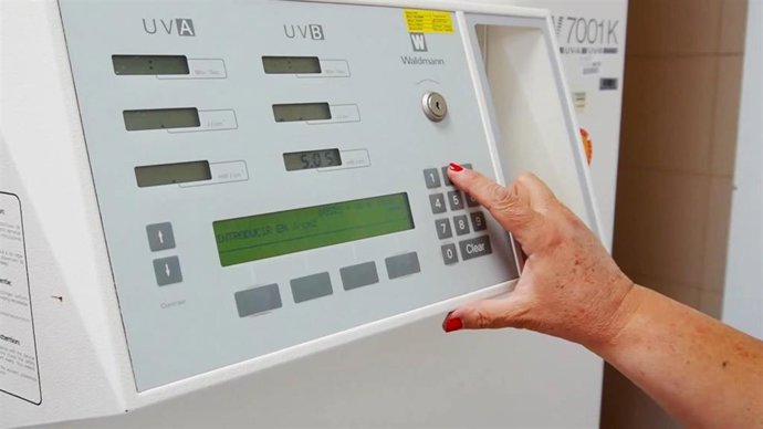 Cabina del Área de San Lázaro para aplicar una fototerapia de cuerpo entero.