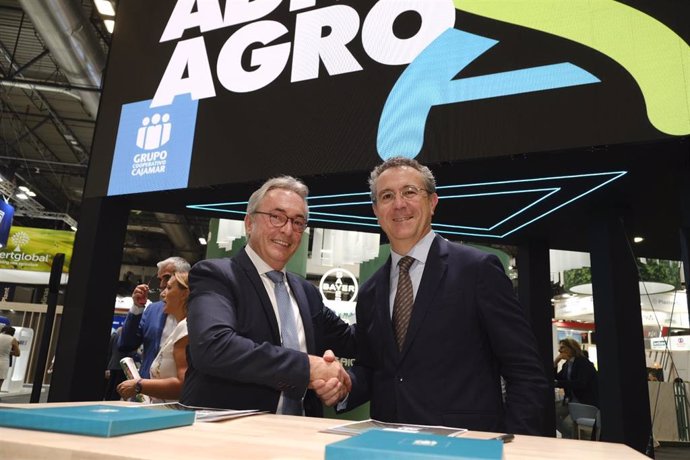 El presidente de la Federación Española de Asociaciones de Productores Exportadores de Frutas, Hortalizas, Flores y Plantas Vivas (FEPEX), Jorge F. Brotóns, y el presidente de Cajamar, Eduardo Baamonde.