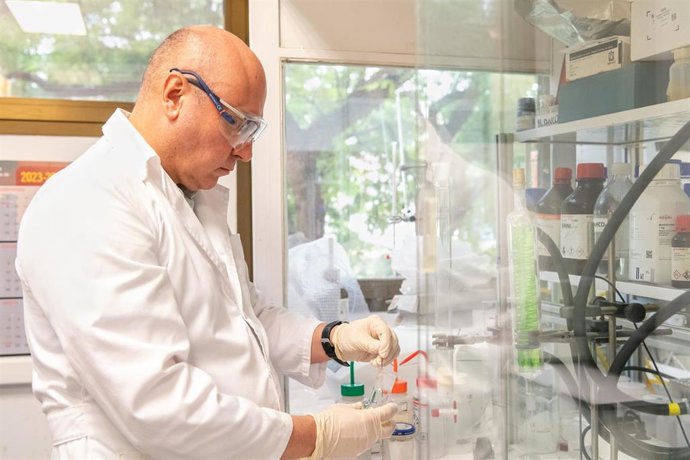 El investigador del ITQ en el laboratorio