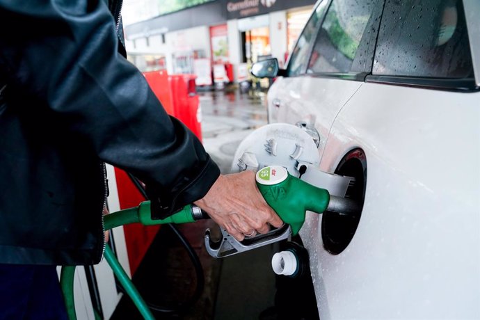 Archivo - Una mujer pone gasolina a su vehículo en una gasolinera, a 17 de junio, en Madrid, (España). El coste medio del litro de gasolina ha registrado su tercera alza consecutiva para alcanzar los 1,367 euros, su nivel más alto desde hace casi siete 