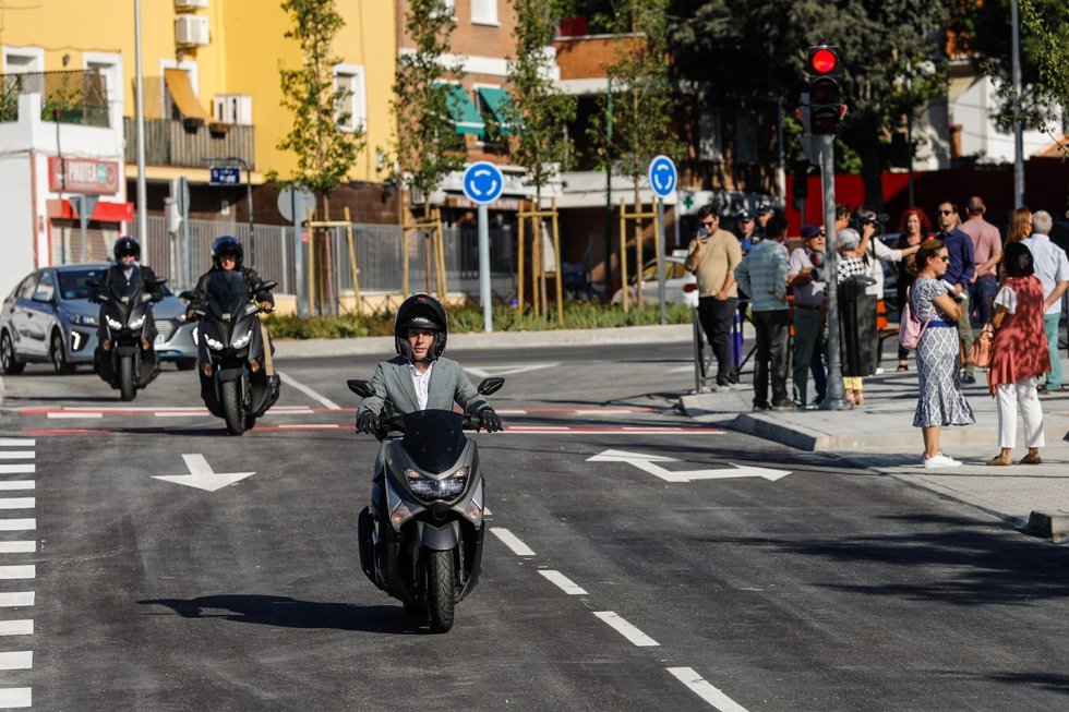 El alcalde de Madrid, José Luis Martínez-Almeida, conduciendo su moto por Madrid