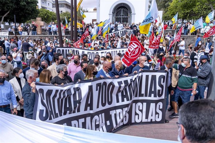 Archivo - Manifestación de trabajadores de los hoteles Tres Islas y Oliva Beach apoyados por diferentes representantes políticos en Fuerteventura en el año 2022