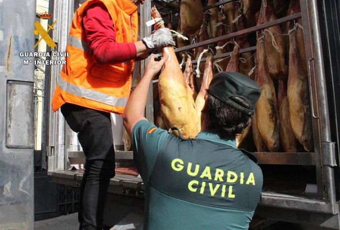 Archivo - Jamones ibéricos recuperados por la Guardia Civil en una imagen de archivo