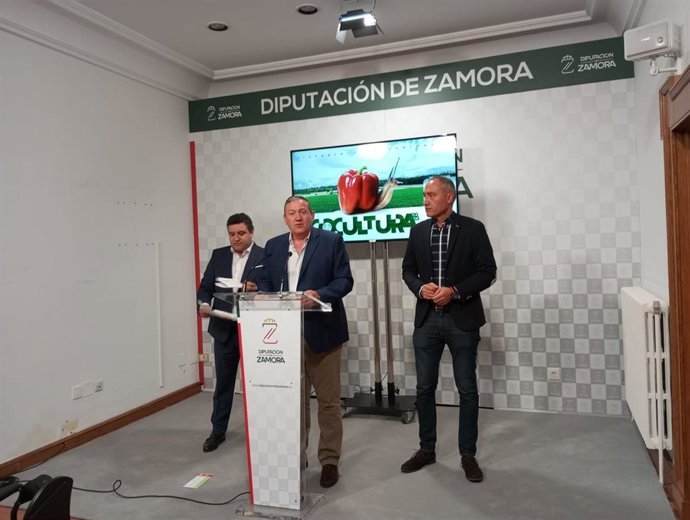 El presidente de la Diputación de Zamora (C) en la presentación de laFeria Hispanolusa 'Ecocultura'.