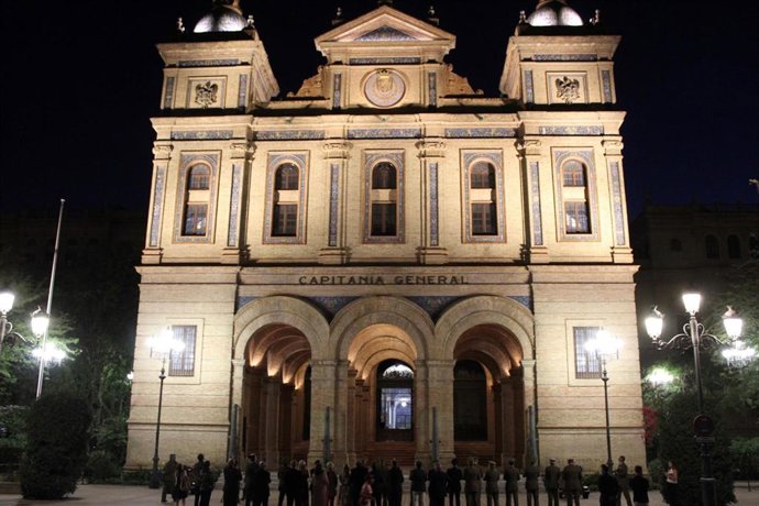 Así luce la sede de la Capitanía con su nuevo alumbrado ornamental