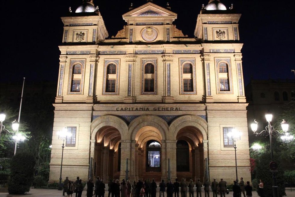 Así luce la sede de la Capitanía con su nuevo alumbrado ornamental