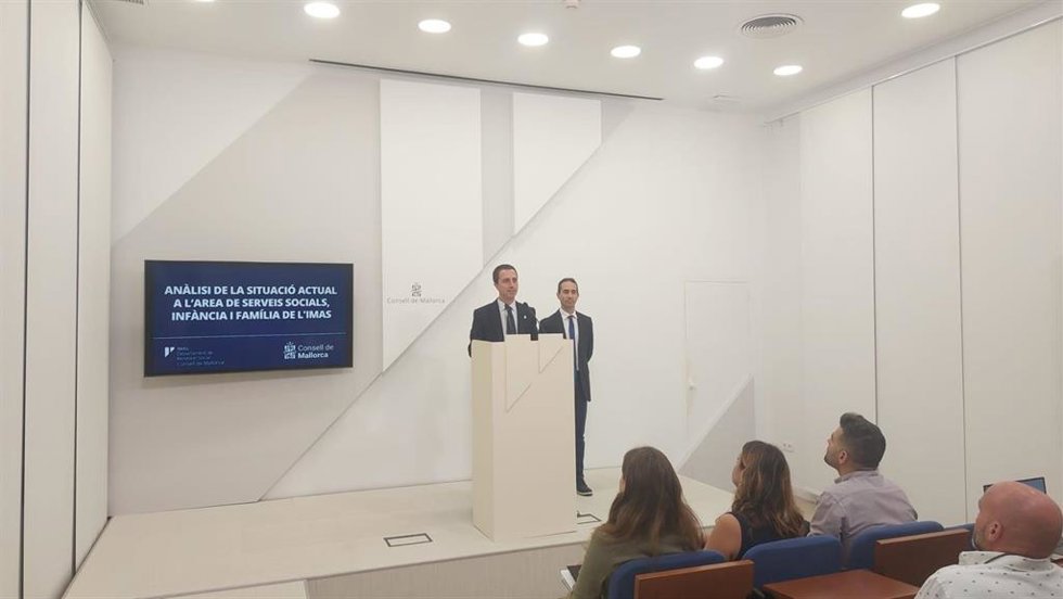 El presidente del Consell de Mallorca, Lloren Galmés, y el conseller insular de Bienestar Social y presidente del IMAS, Guillermo Sánchez.