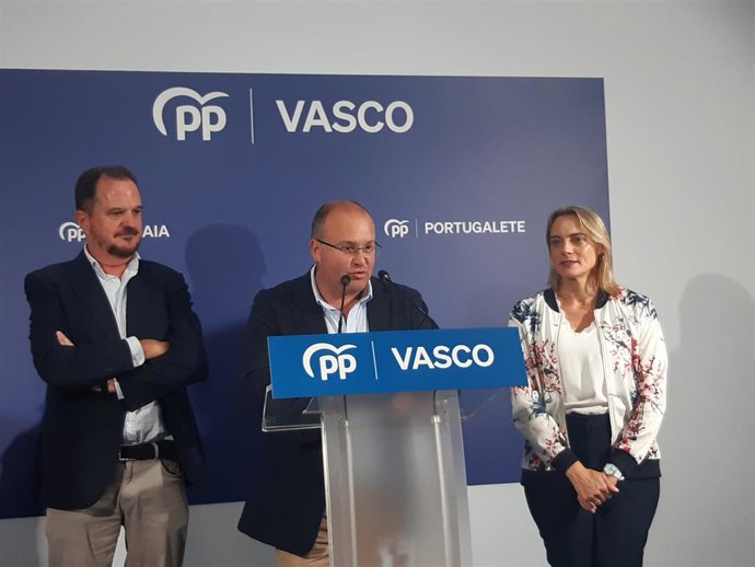 Muguel Tellado entre Carlos Iturgáiz y Raquel González, en un acto celebrado en  Portugalete