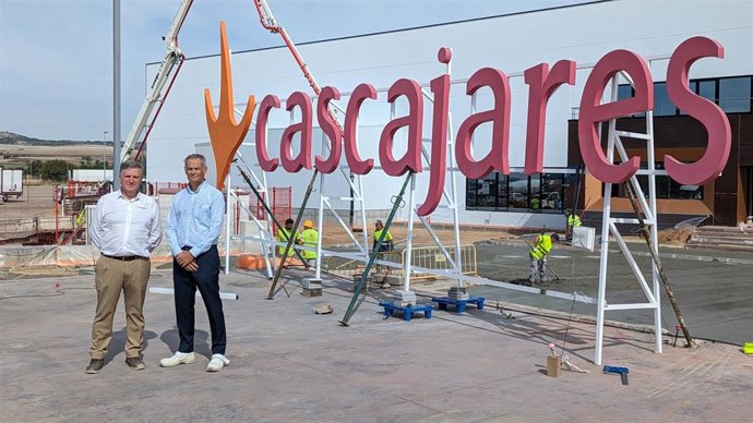 Los fundadores de Cascajares, junto a las instalaciones de la nueva planta.