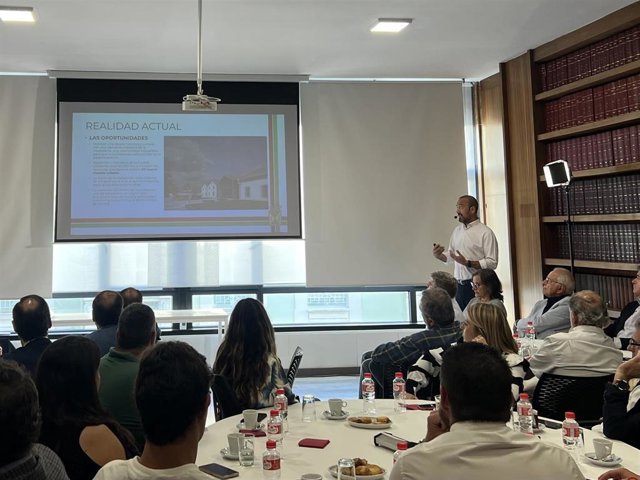 El alcalde, Javier López Estrada, informa a los comerciantes del proyecto de soterramiento