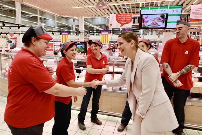 La presidenta del Govern, Marga Prohens, saluda a empleadas de Alcampo en su 30 aniversario.