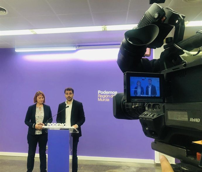 El coordinador regional de Podemos, Javier Sánchez, y la diputada de Podemos, María Marín