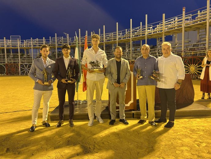 Acto de entrega de premios taurinos en la Plaza de Toros de La Algaba, presidido por el alcalde Diego Manuel Agüera Piñero.