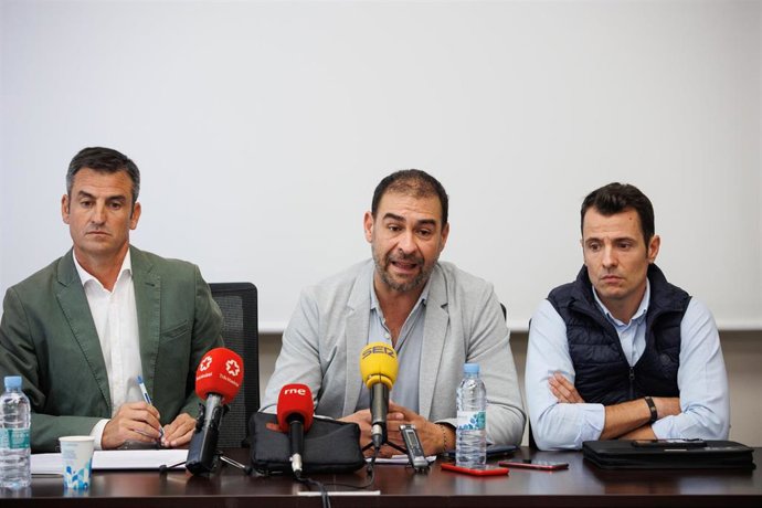 El secretario General JUCIL, Ernesto Vilariño (c), ofrece una rueda de prensa de las diferentes asociaciones de la Guardia Civil, en la sede de CSIF, a 4 de octubre de 2023, en Madrid (España).