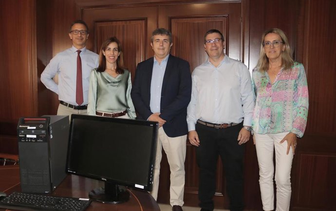 La concejala delegada de Sostenibilidad Medioambiental, Penélope Gómez, y el gerente de Emasa, Juan José Denis, y una representación de ASIT encabezada por Tomás Pérez